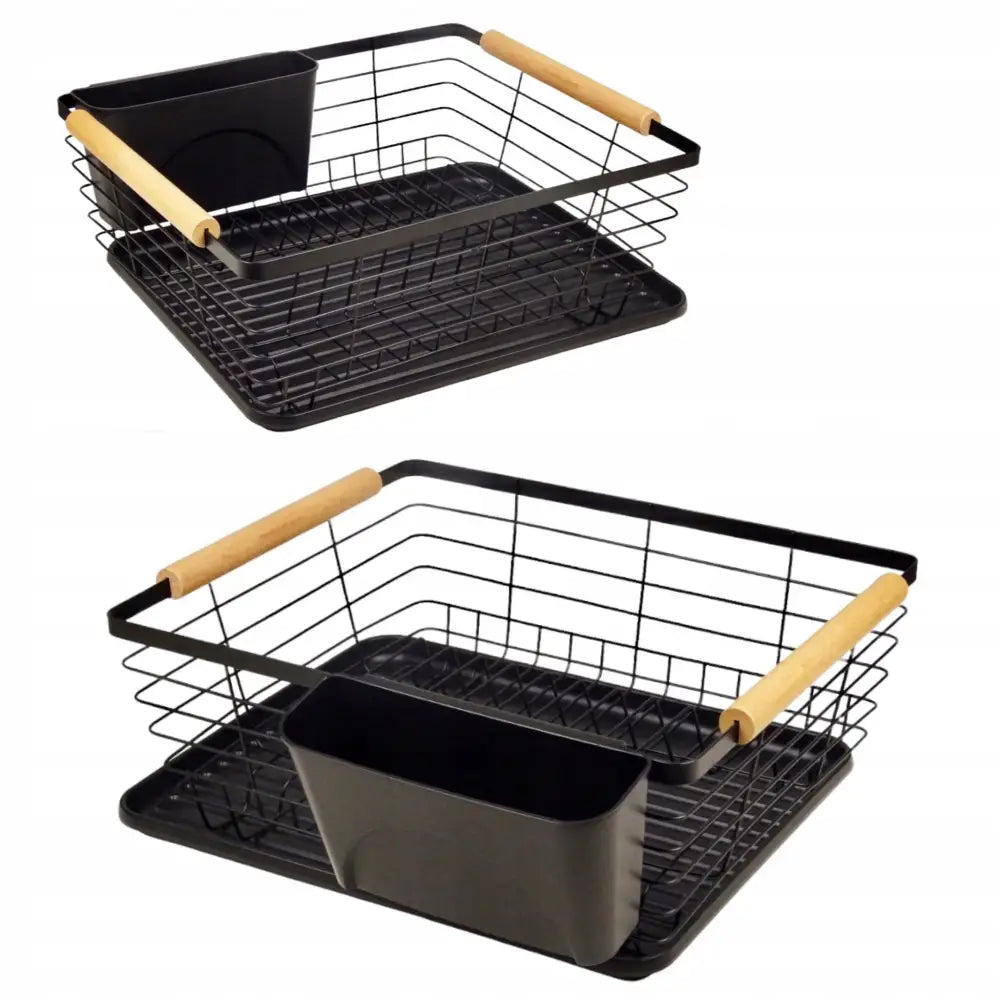 Oppvaskstativ i svart metall med lyse trehåndtak, avtagbar bestikkholder og dryppebrett, sett fra skrå vinkel.