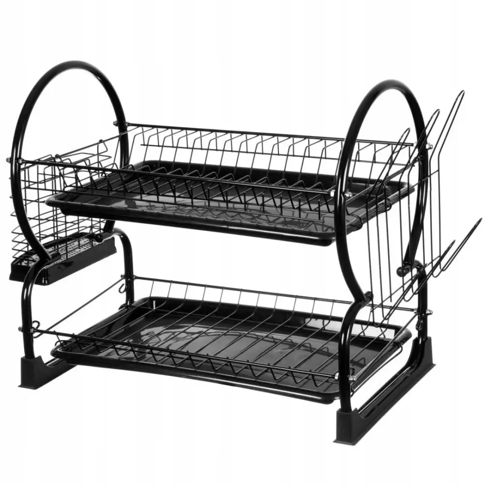 Oppvasktørker i sort metall med to nivåer, bestikkholder, tallerkenplass og avtagbare dryppbrett, skrå vinkel.