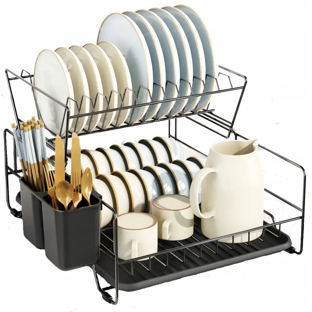 Oppvasktørker i loftsstil, svart metall med servise og bestikk, vist fra front og venstre skrå vinkel.