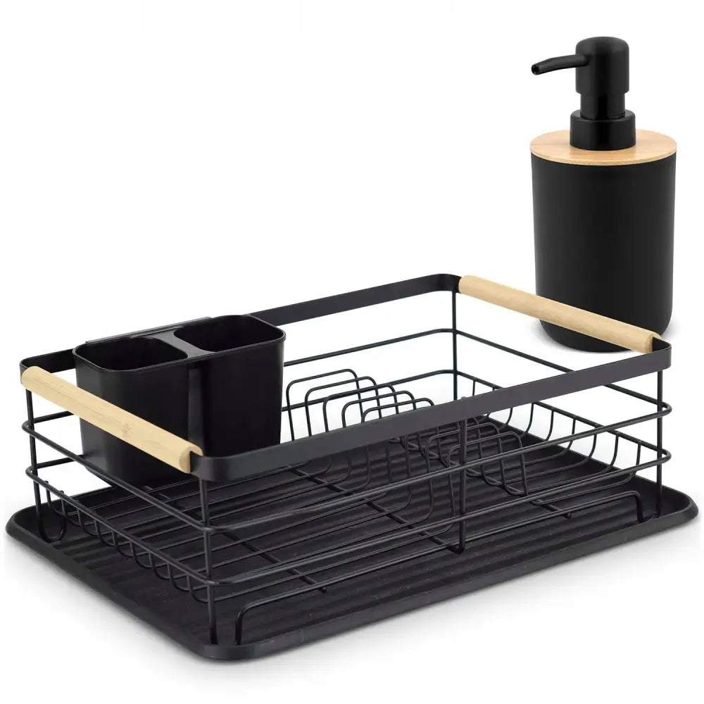 Oppvasktørker Massido i svart metall med trehåndtak, todelt bestikkholder og matchende såpedispenser med trelokk.
