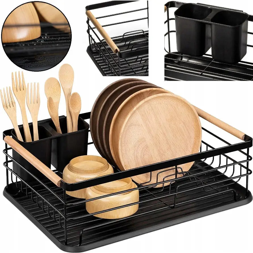 Oppvasktørker i svart metall med trehåndtak, fylt med servise og dryppebrett som samler opp vann.