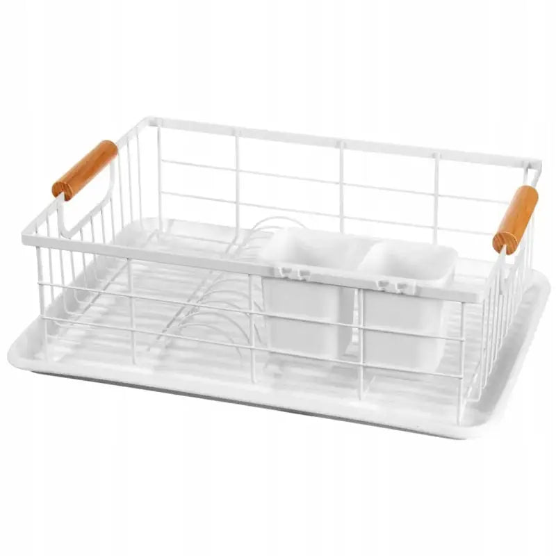 Oppvasktørkestativ i hvitt metall med trekantede håndtak i tre, avtagbar bestikkholder og plastbrett under.