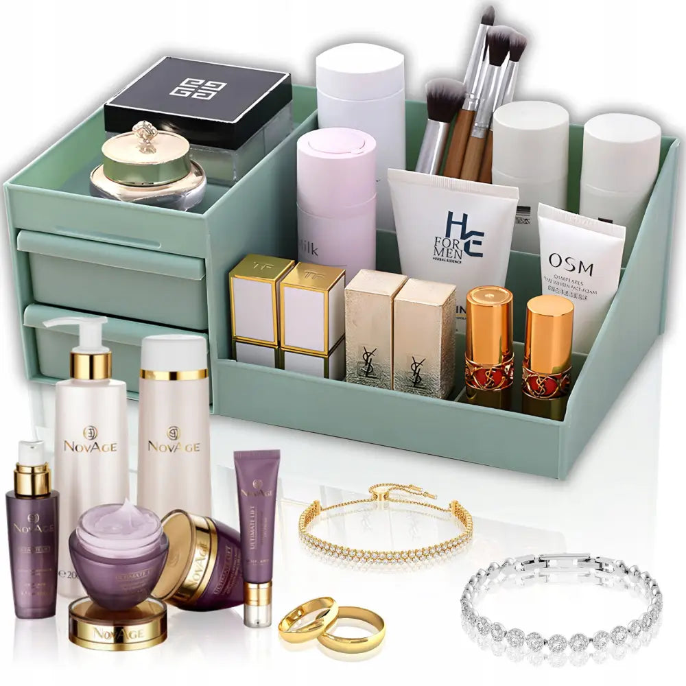 Grønn organisator for kosmetikk og smykker med åpne rom og skuffer, fylt med sminke og smykker foran.