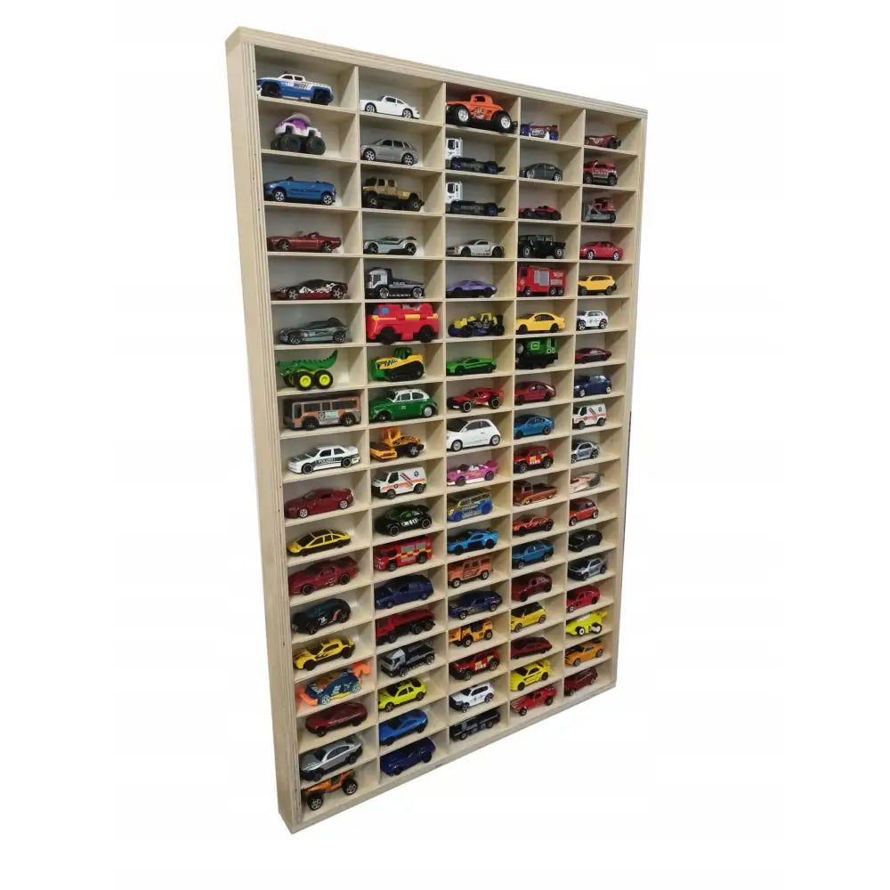 Organiser hylle i lyst tre, skråvisning fylt med fargerike småbiler fordelt i individuelle rom.