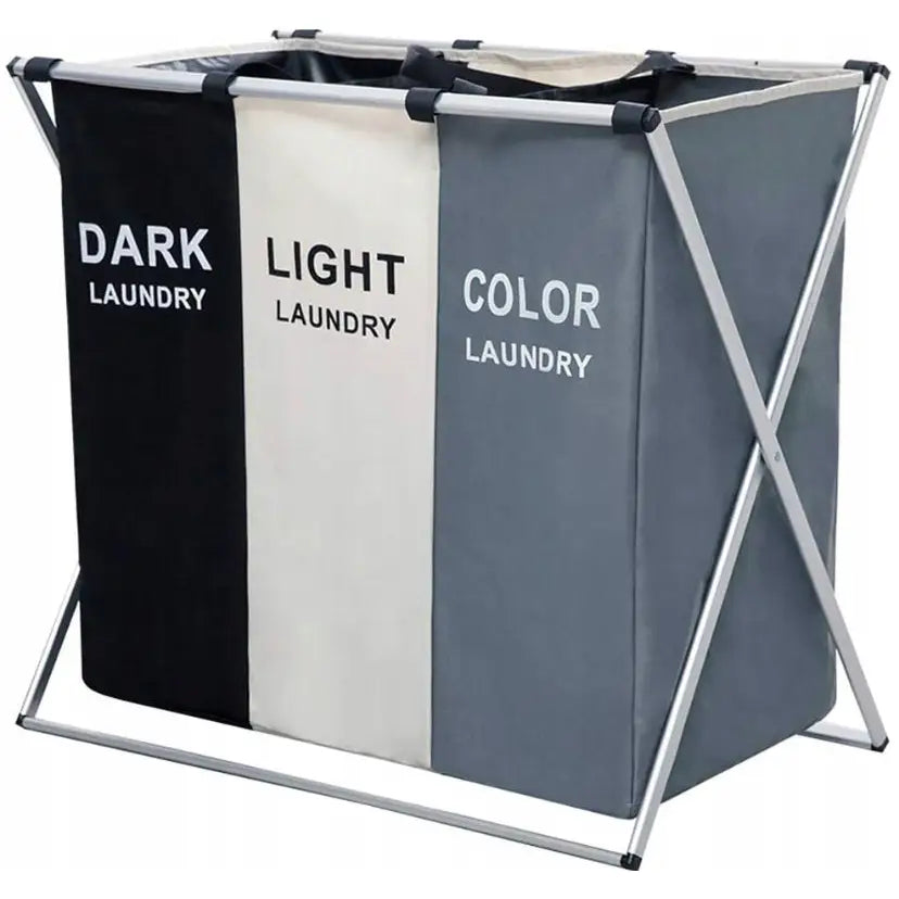 Organiserende kleskurv med tre rom i svart, hvitt og grått stoff, tydelig merket DARK, LIGHT og COLOR.