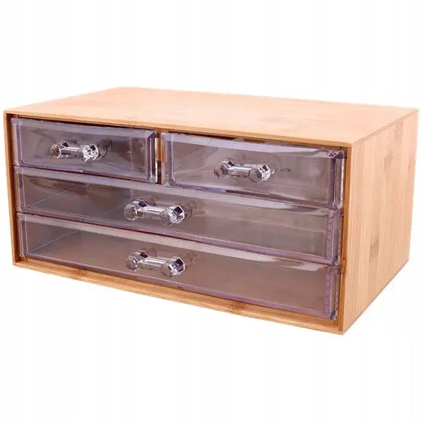 Organizer med skuffer i bambus, skrå frontvisning med fire gjennomsiktige plastskuffer og klare håndtak.