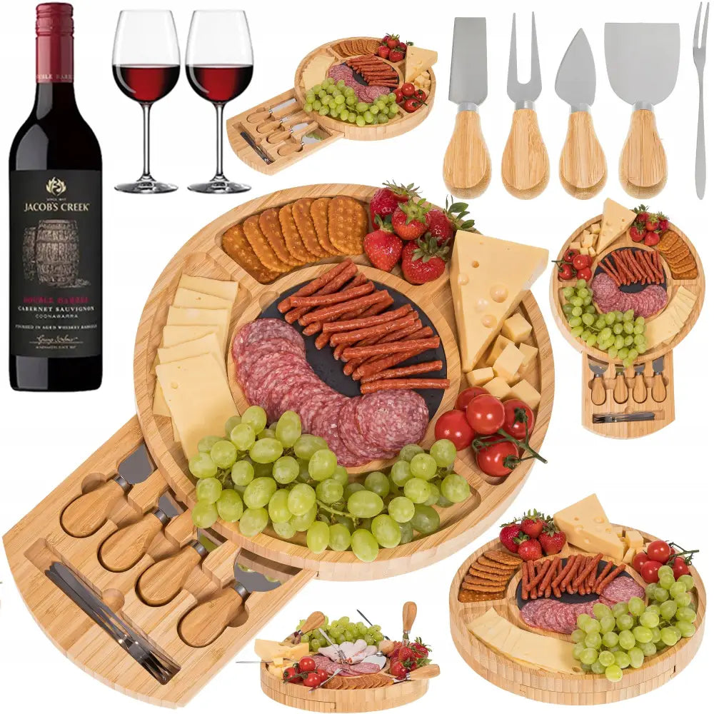 Ostefat med lyst trebrett, fylt med ost, spekemat, frukt og kjeks, med rødvin og to glass ved siden av.