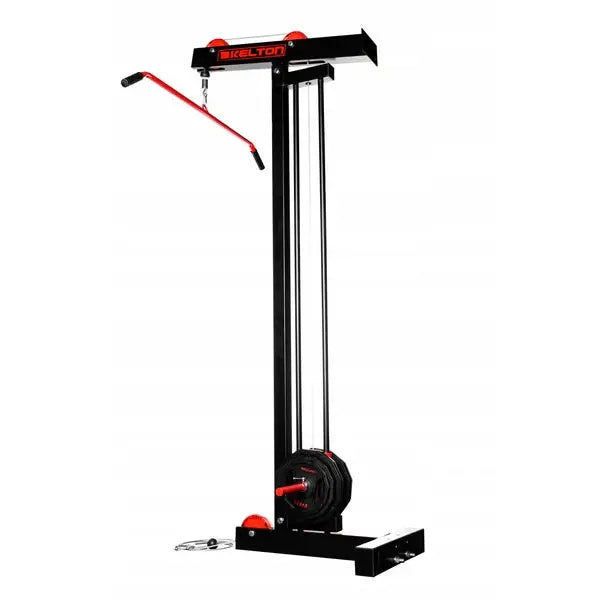 Otus HW6 Kelton veggpullapparat, skråvisning med røde detaljer, synlig kabelsystem og bred toppmontert trekkstang.