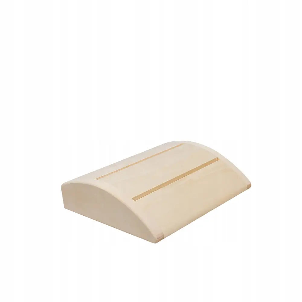 Oval aspeløvtre nakkestøtte til badstue, buet design med to innfelte gripefelt, sett fra siden.