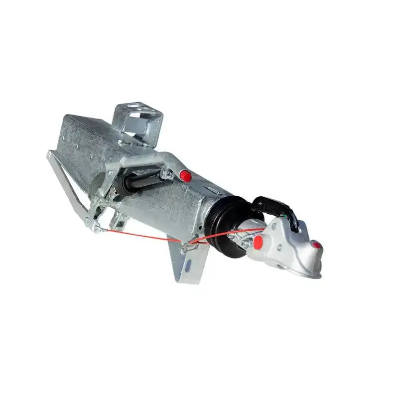 Påløpsbrems for tilhenger, galvanisert drag med håndtak, røde markeringer og sort gummidel sett skrått.