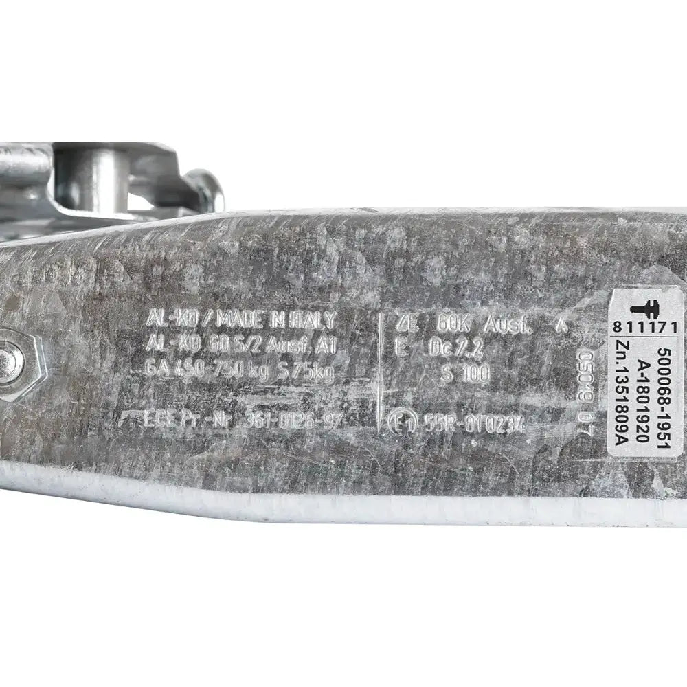 Påløpsbrems for tilhenger, nærbilde av inngravert teknisk informasjon på grå metalloverflate.