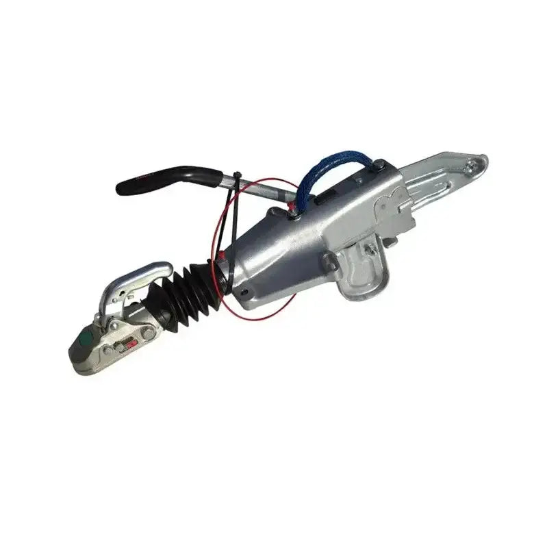 Påløpsbrems for tilhenger, sidevisning med håndtak, gummibelg, blå vaier og røde kabler synlig.