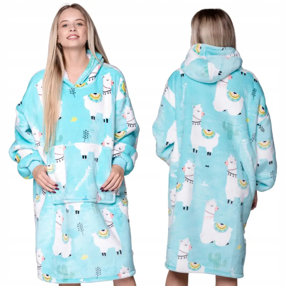 Oversize lyseblå hettegenser i fleece med hvite lama-motiv, stor kengurulomme og fargerike detaljer, vises forfra og bakfra.