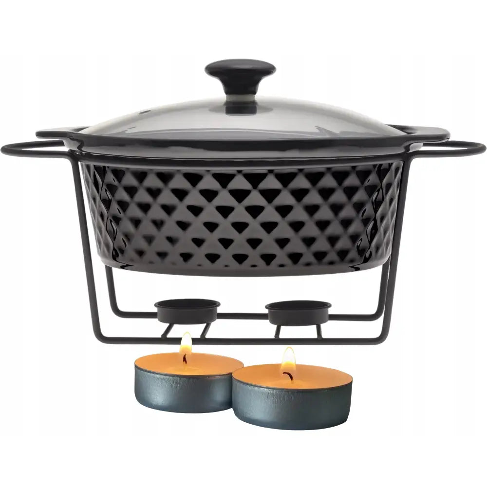 Ovnfast form i sort keramikk med diamantmønster, glasslokk og stålhåndtak, på stativ med to tente telys.