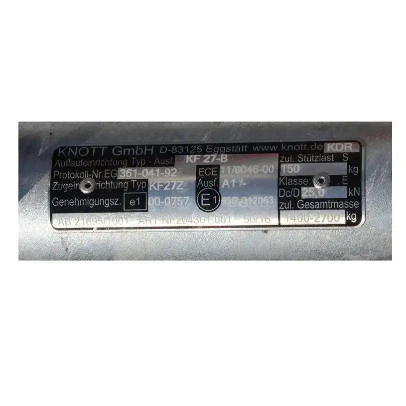 Påkjøringsanordning KNOTT KF27, nærbilde av metallskilt med tekniske spesifikasjoner og vektkapasitet.