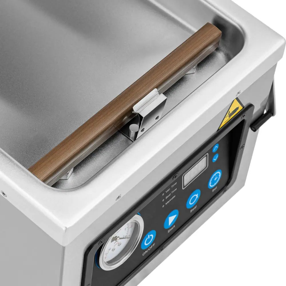 Vakuum kammermatforseglingsmaskin, nærbilde av kontrollpanel, manometer og forseglingslist i treimitasjon.