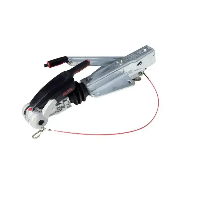 Påløpsbrems for tilhenger, sidevisning med svart håndtak, rød sikkerhetsvaier og markert gummibelg foran.