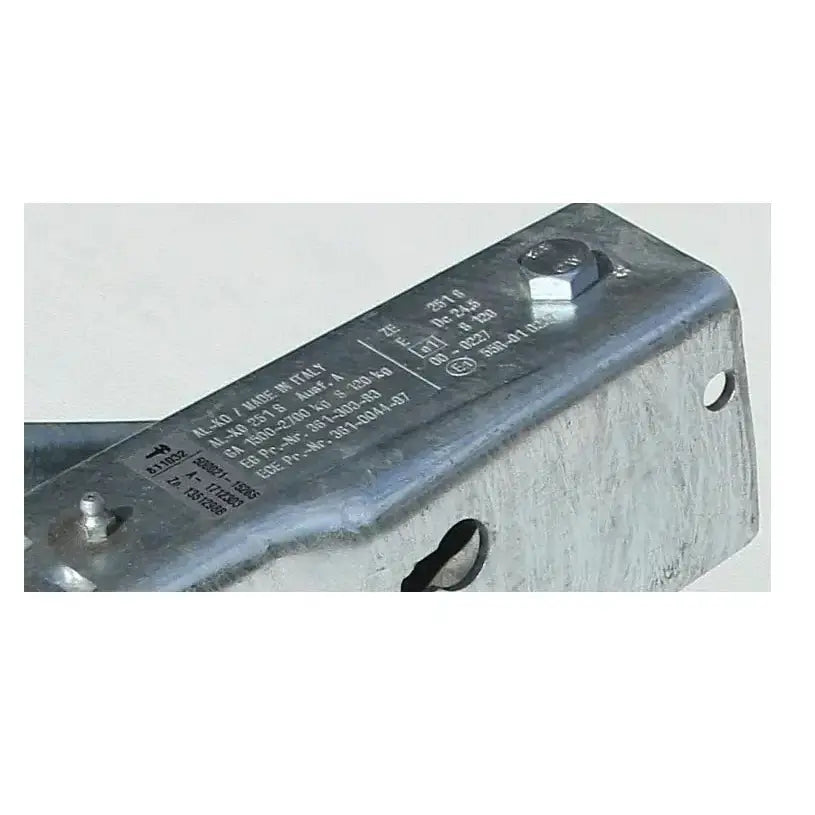 Påløpsbrems AL-KO 251S 2700kg, skråvisning som viser inngravering og synlige bolter på stålflaten.