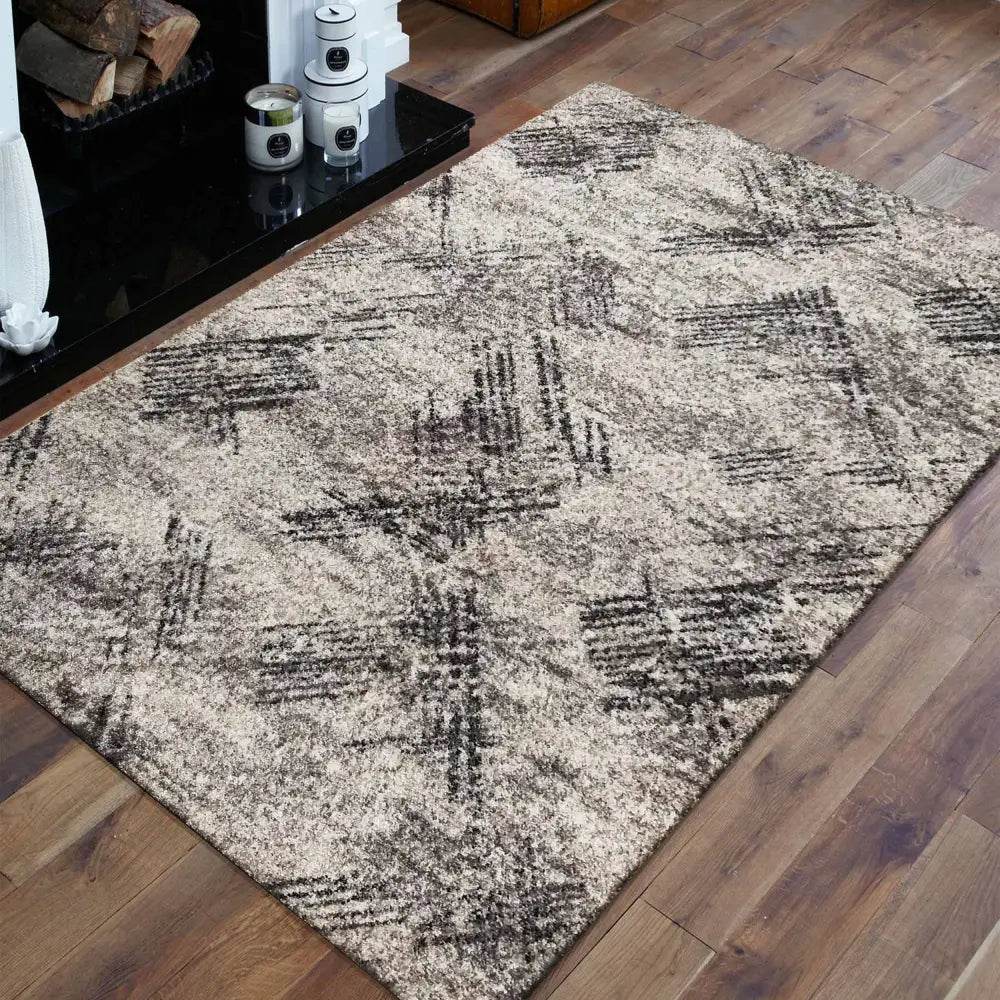 Panamero 02 grå teppe, 160 x 220 cm, skrå vinkel viser myk høy lugg og abstrakt rutemønster på parkett.