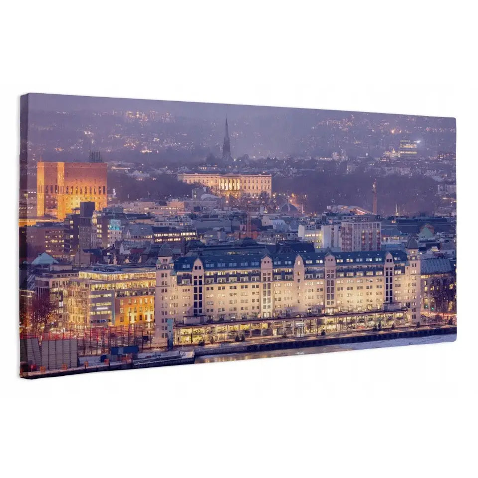 Panorama av Oslo i skumring på lerretsbilde, bylandskap i lilla og gylne nyanser fra skrå vinkel.