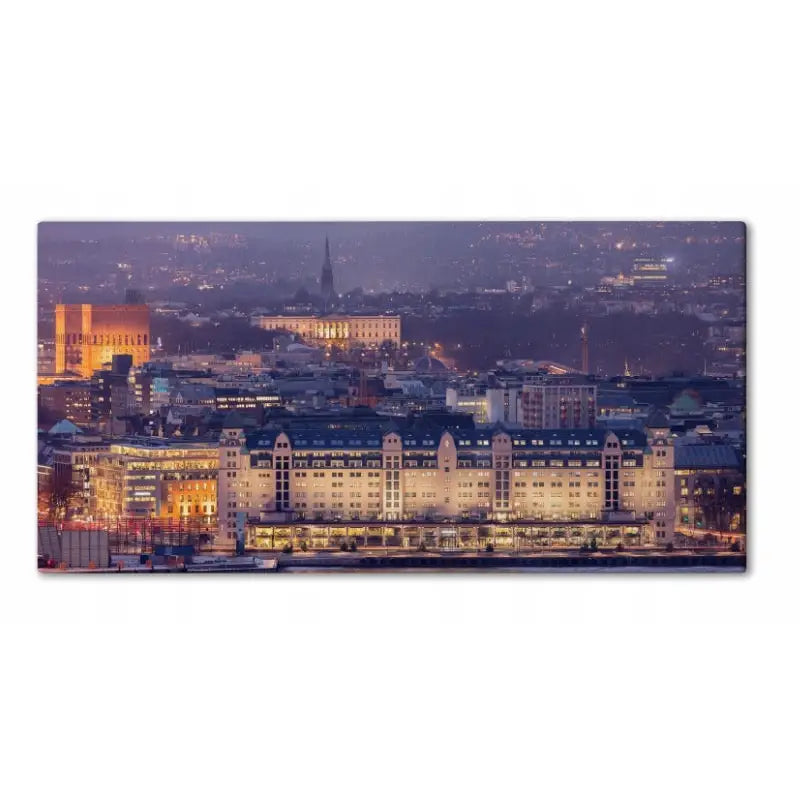 Panorama av Oslo i skumring, lerretsbilde med lilla og gylne nyanser, fasadedetaljer og tåkete bakgrunn.