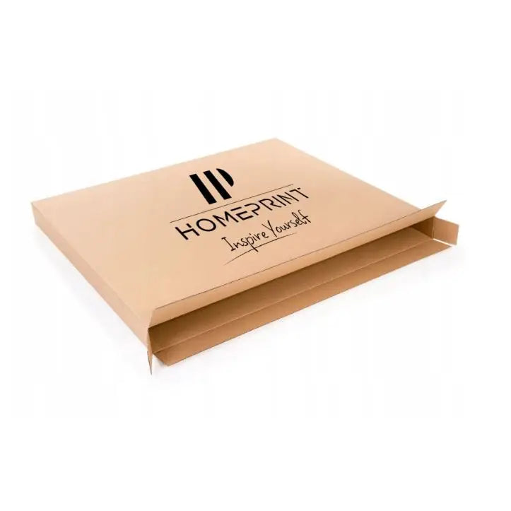 Brun pappkonvolutt med sort trykk, skrå vinkel som fremhever utvidet bunn mot hvit bakgrunn.