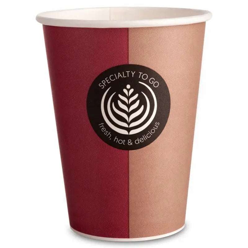 Papirkopp for kaffe og te, frontvisning med vinrød og brun design og "SPECIALTY TO GO" logo i midten.