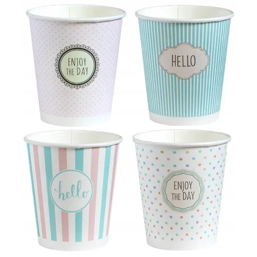 Papirkopper i pastellfarger med striper, prikker og tekst som "ENJOY THE DAY" og "HELLO" på forsiden.