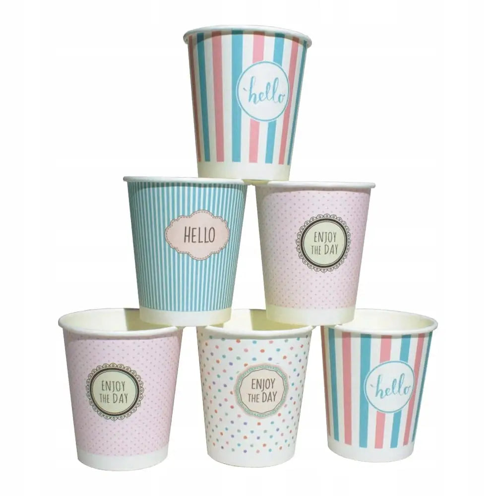 Papirkopper til kaffe 250 ml i pastellfarger, stablet i pyramide, med striper, prikker og positive tekster.