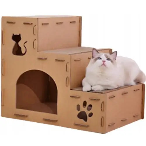 Papphus og klorepost for katter utformet som trapp, dekorert med kattemotiver, hvit katt hviler øverst.