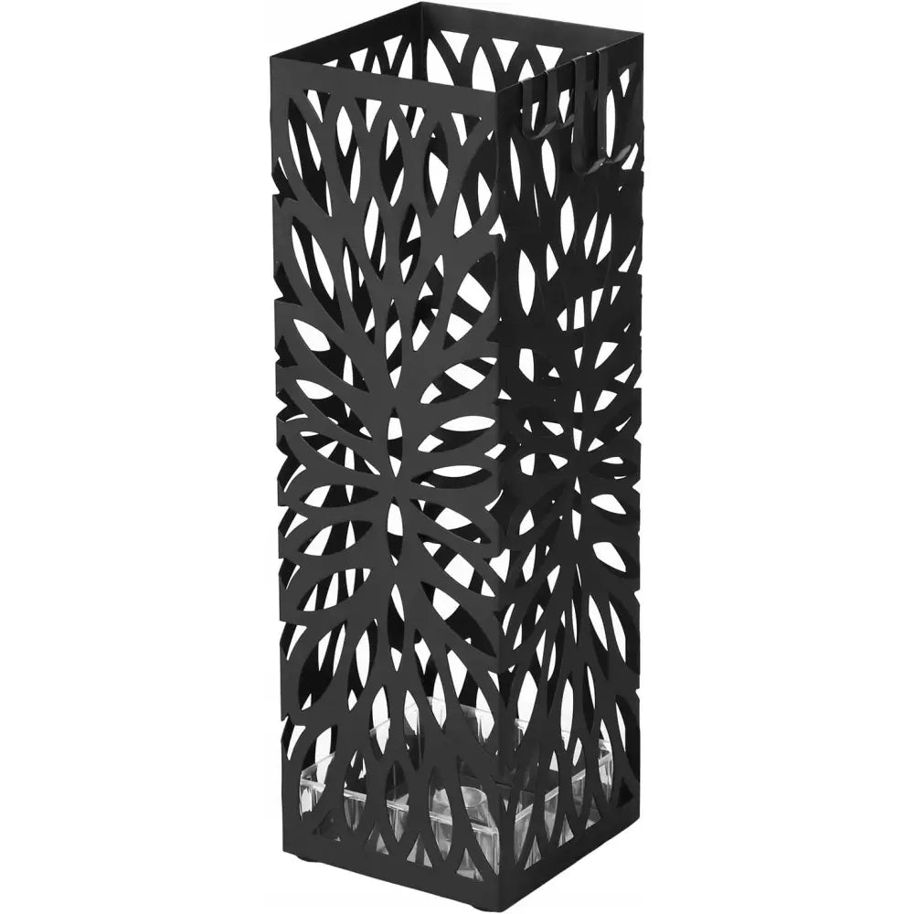 Paraplystativ i svart metall med bladmønster, sett fra skrå vinkel som fremhever side og front.