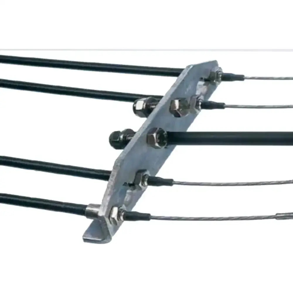 Påskrudd Tandemstopp AL-KO, sidevisning av metallbrakett med sorte og stålfargede kabler festet med muttere.