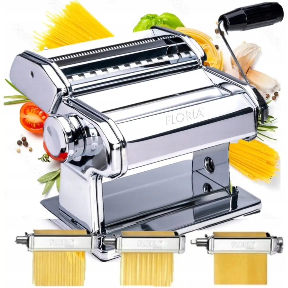 Pastamaskin 3-i-1 i krom med sveiv, omgitt av fersk pasta og grønnsaker, sett fra skrå vinkel.