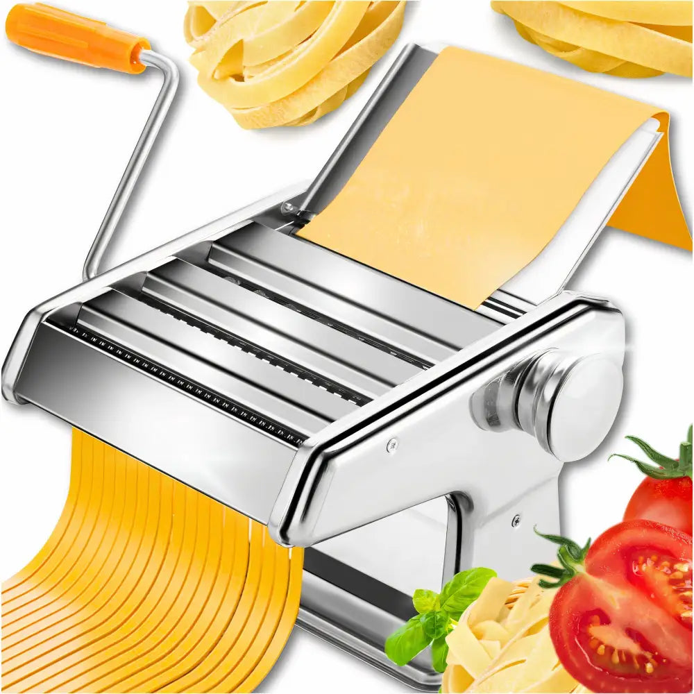 Pastamaskin i rustfritt stål med oransje sveiv, brede pastabånd, fersk pasta, tomater og basilikum.