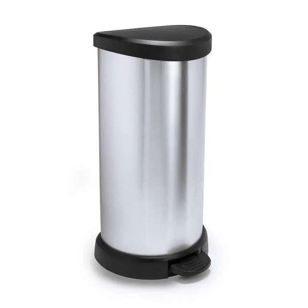 Pedalbøtte Deco Bin 40L i sølvfarget metall, frontvisning med sort lokk og pedal mot hvit bakgrunn.