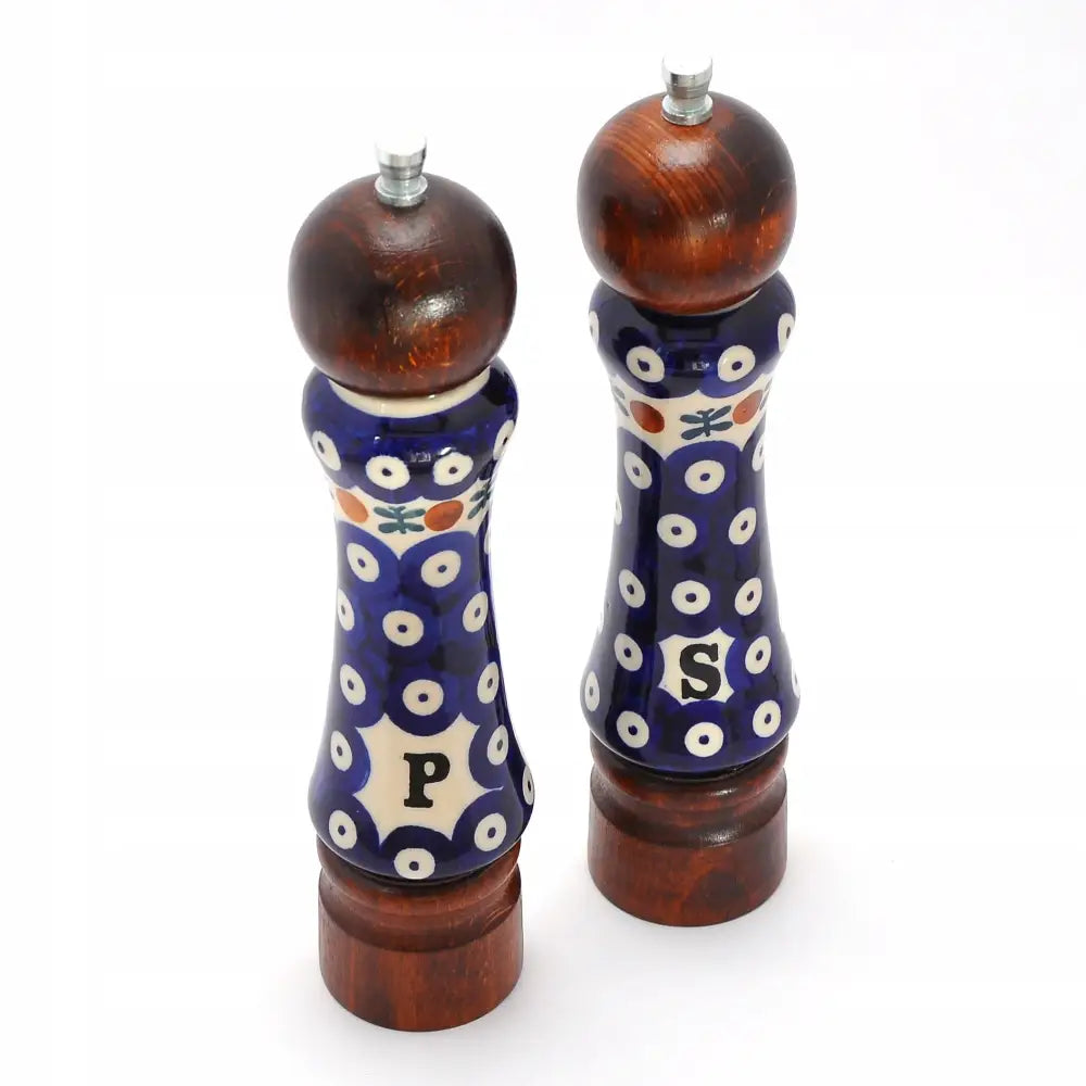 Pepper- og saltkvernsett i keramikk, skrå vinkel med blått, hvitt og oransje mønster, treknotter og P/S.