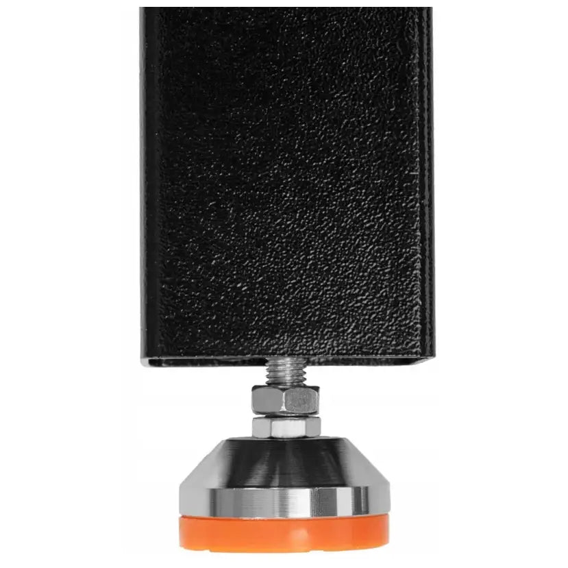 Justerbar metallfot med oransje plastbunn, montert på sort firkantet stålrør til sveisebord.