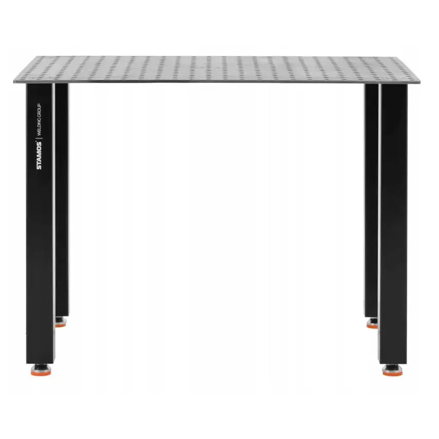 Perforert sveise- og monteringsbord, frontvisning av sølvfarget bordplate og oransje justerbare føtter.