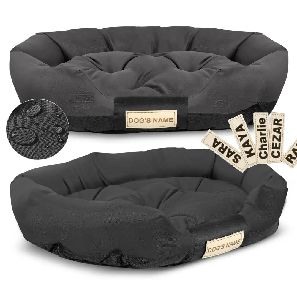 Personlig tilpasset hundeseng 100x75 i sort tekstil, brodert navneskilt og vannavstøtende overflate.