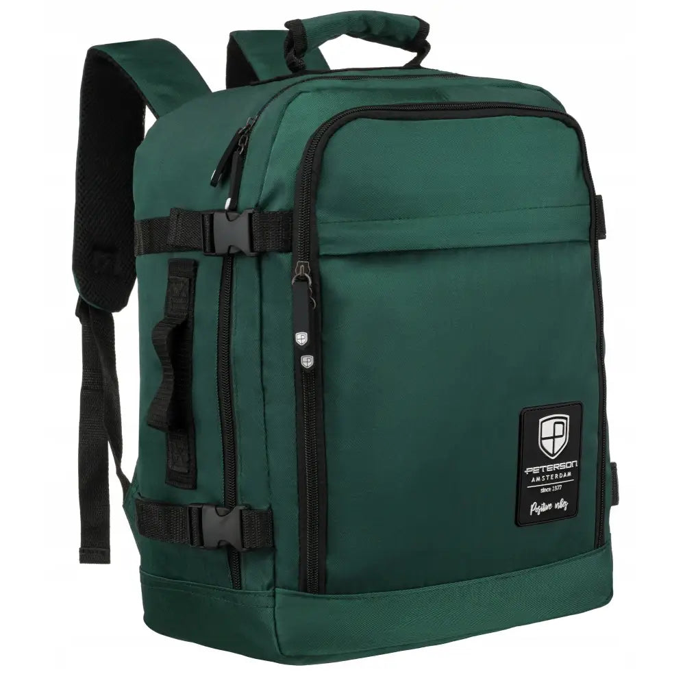 Mørkegrønn Peterson reiseryggsekk i kabinstørrelse, skrå forside med sorte glidelåser og synlig logomerke.