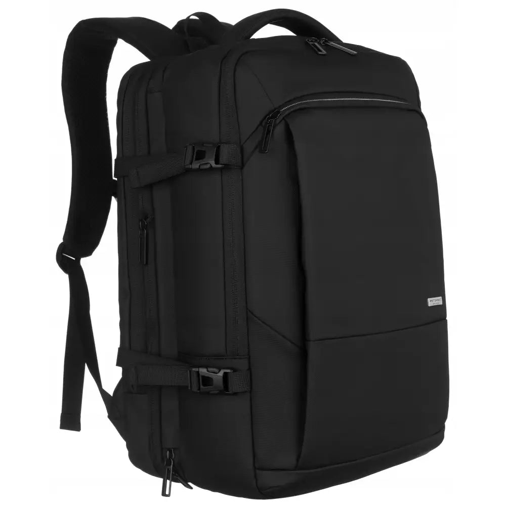 Peterson ryggsekk for 17" laptop, svart tekstil, sett skrått forfra med glidelåslommer og kompresjonsstropper.