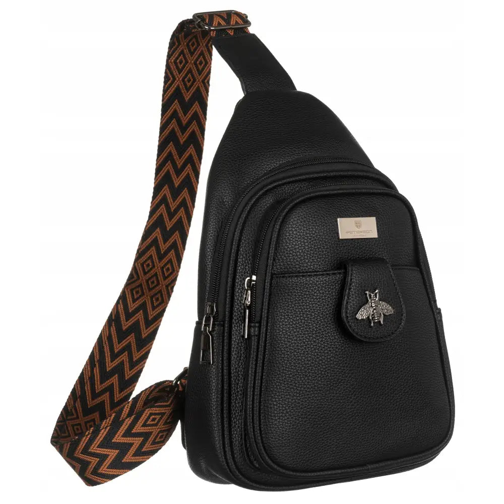 Sort Peterson Urban skulderveske for dame, frontvisning med bie-emblem og bred mønstret skulderrem.