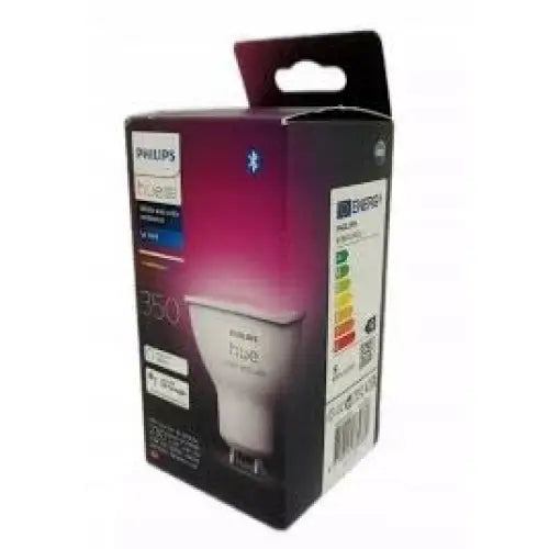 Philips Hue White and Color Ambiance GU10 LED-pære i fargerik eske, energimerke og produktinfo synlig.