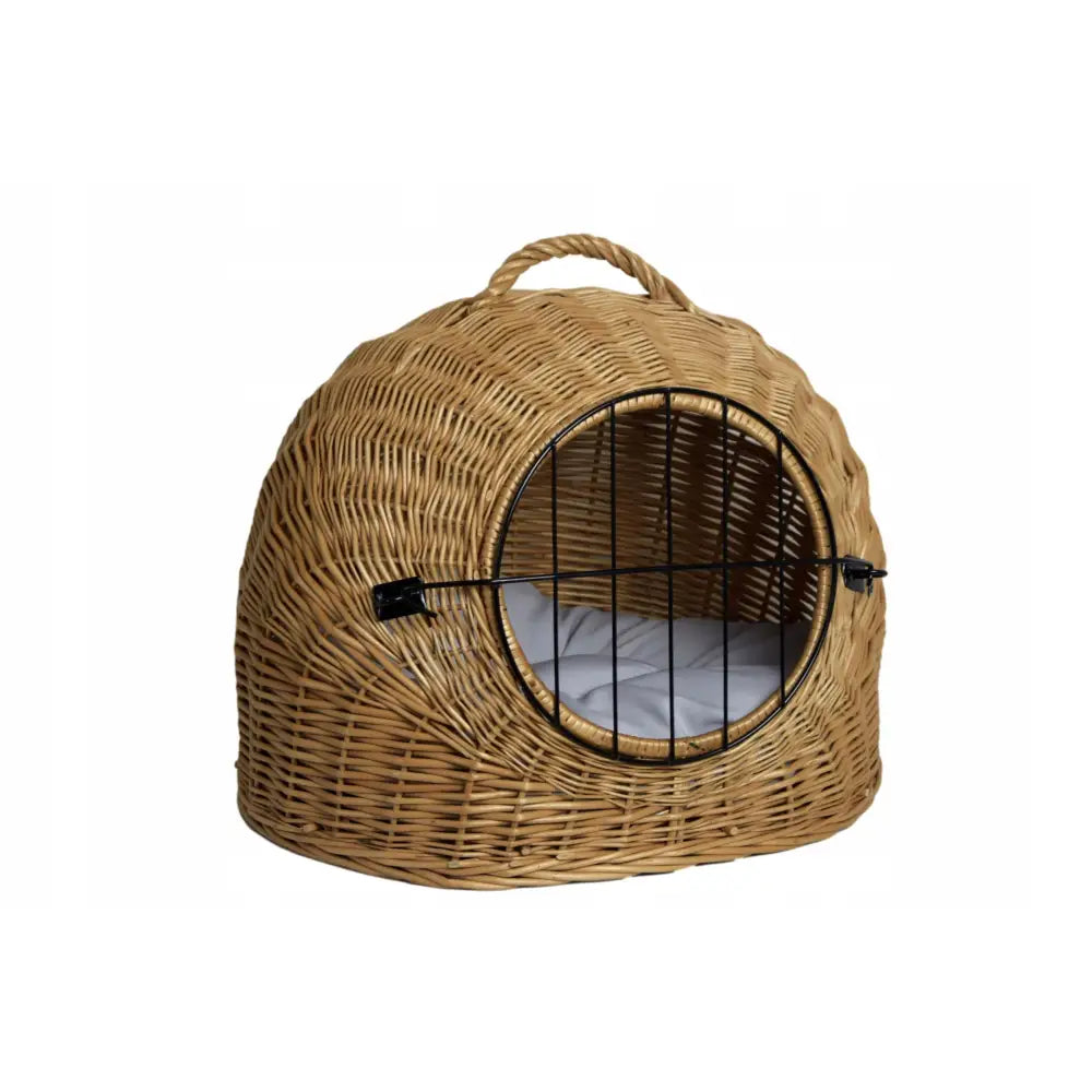 Piltransportør Kurv for Katt med svart gitterdør, håndtak og hvit pute, vist skrått forfra.