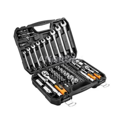 Pipenøkkelsett med 82 deler i svart plasthylster, sett fra skrå vinkel med alt verktøy synlig.