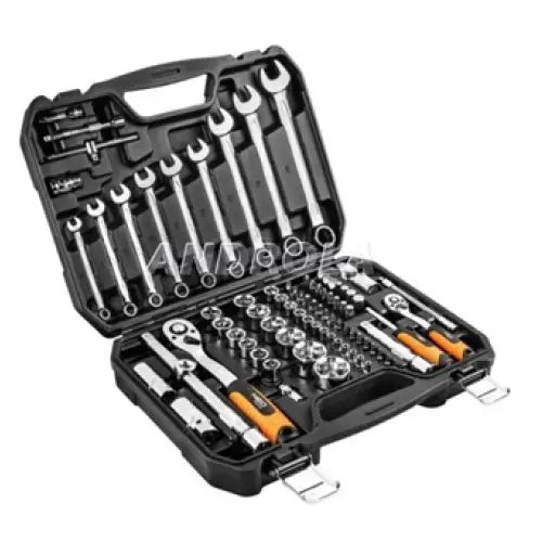 Pipenøkkelsett i åpent sort etui, viser 82 deler med metall og oransje detaljer, inkludert skralle og bits.