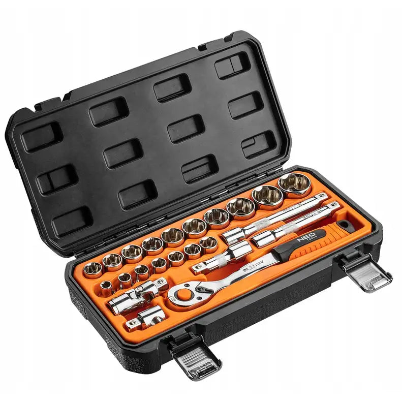 Pipenøkkelsett med 23 deler, sort og oransje koffert åpen, piper og skralle synlig fra skrå vinkel.