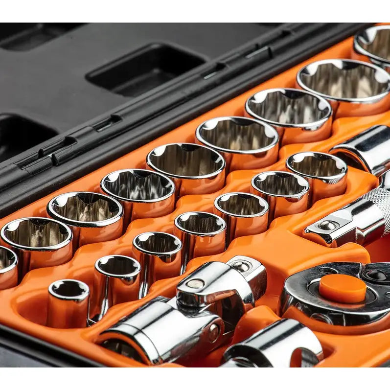 Pipenøkkelsett 1/2", nærbilde av 23 kromfargede deler i oransje holder og sort koffert.