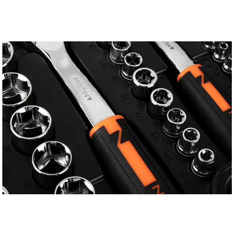 Pipenøkkelsett, detaljert nærbilde av sort og oransje skralle med bits og piper i plastetui.