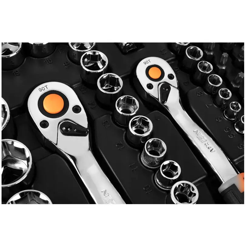 Pipenøkkelsett med to skralle-nøkler og piper i krom, organisert i sort verktøykasse, sidevisning.